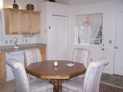 ~Private Kitchen Patio With Gas Grill~