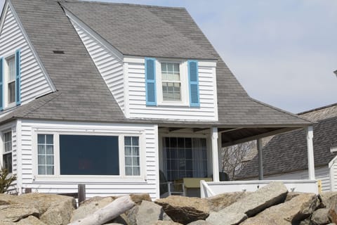 Quaint Cottage right on beautiful Goose Rocks Beach