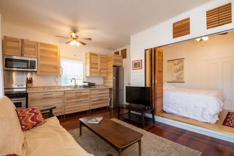 Bright, clean studio, recently renovated. 4K TV, Front loading washer/dryer