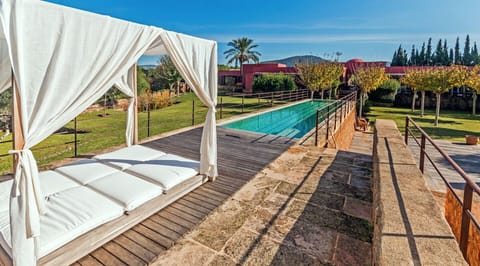 With its elevated swimming pool overlooking the garden, its four-poster bed, the environment invites you to deeply relax