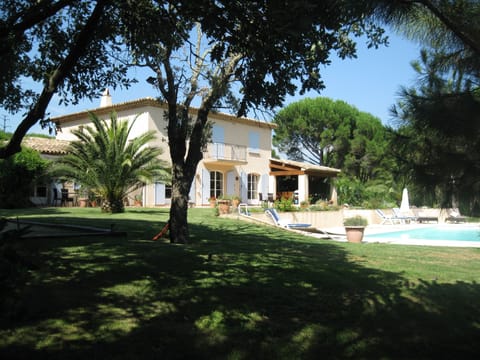 Bastide villa overlooking lawns and pool