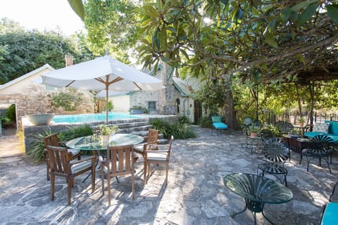 Pool/ patio hill country bliss