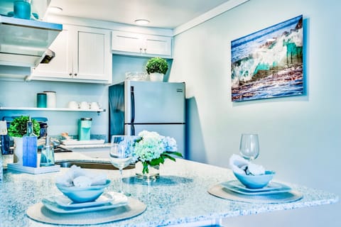 Dining options • Kitchen island, porch table, Grill Pavilion, or beach picnic!