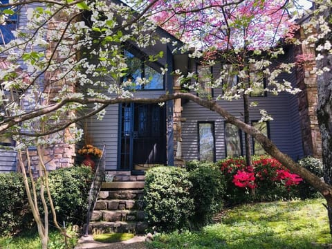 King's Escape - Sleeps 8
Base station for exploring Arkansas' No 1 tourist site.