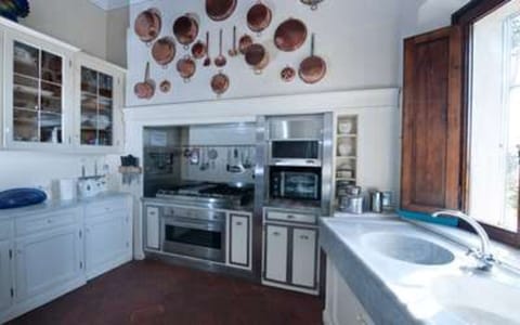 villa-di-cabbiavoli-chianti-villa-kitchen
