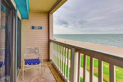 Corpus Christi Vacation Rental | 1BR | 1BA | 450 Sq Ft | Stairs Required