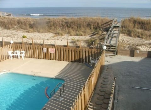 Private pool & walkway to beach