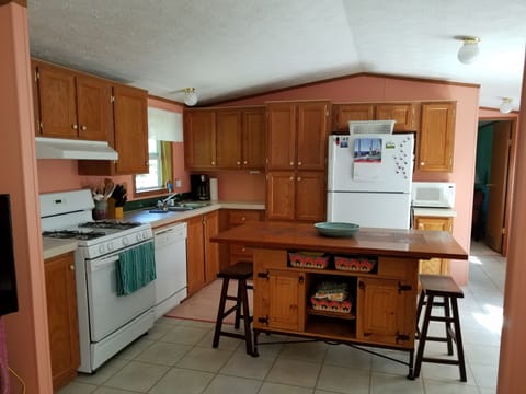 Well equipped kitchen. Kitchen island seats 6.