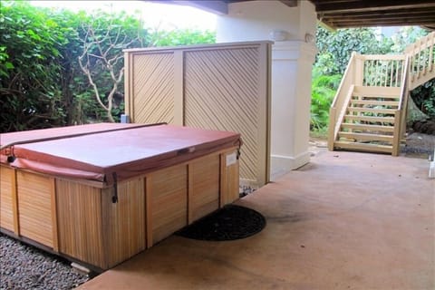 5-person hot tub & outdoor shower