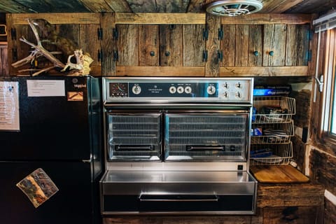 You'll love this old school Frigidaire oven