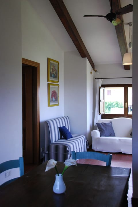 agriturismo-cabbiavoli-chianti-multiproperty-fienile-giallo-albicocco-living-room