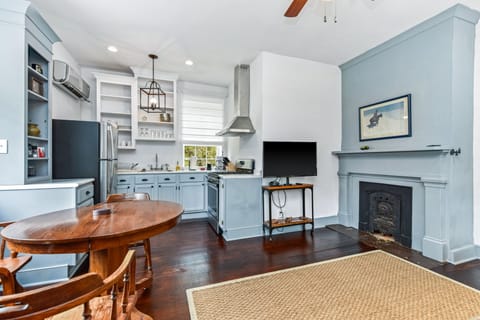 Kitchen & dining area