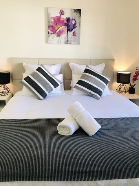 King size bed can be separate into 2 single beds as request. Same bed as in pic1