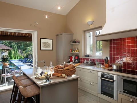 Full equipped Kitchen with direct access to the large terrasse and pool area