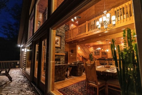 Welcome to CAMP HOOD!