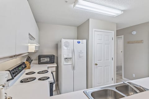 'Efficiently Organized Kitchen with Full-Size Appliances'