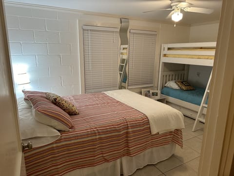 Bedroom 2
Bunk and queen