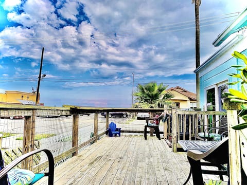 Large beach across parking lot and seawall, Lifeguard too Sleeps 18+ Walk to ALL