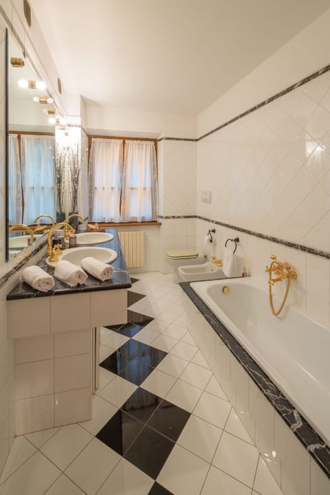 bath tub+shower in apartment Il Castello
