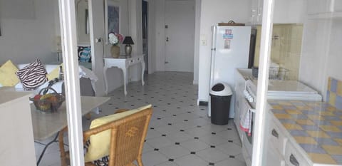 Kitchen: older retro charm & character style 