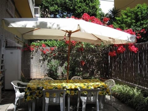 Your garden to eat outside, very rare in Rome!
