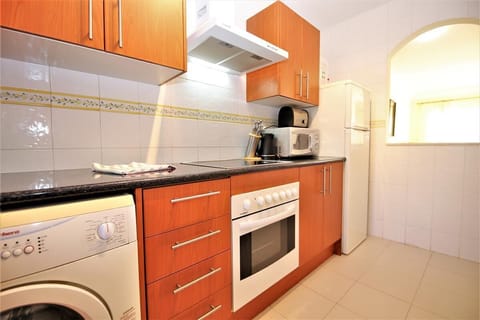 More pictures of the fully fitted kitchen