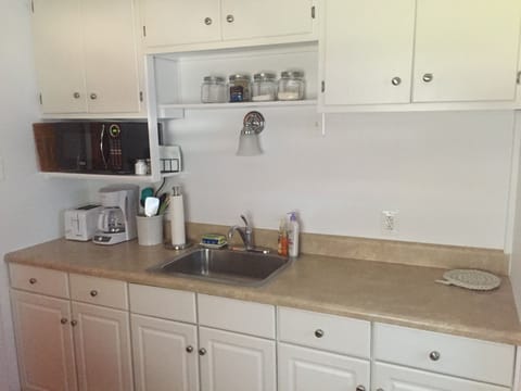 You will find all of the basics in this well equipped kitchen!