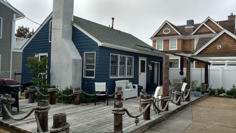 Cozy beach Cottage 4th house from the beach. 