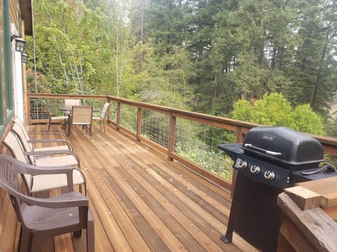 Deck with table & chairs, BBQ overlooking the Clark Fork River