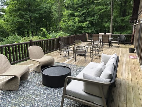 large deck w/gas firepit 