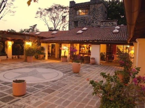 A courtyard made for enchanting evenings.