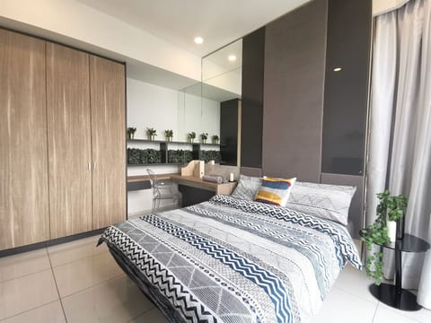 Master bedroom with 1x queen size bed