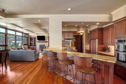 Island seating for 6!