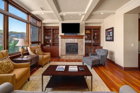 Gorgeous downtown property, gas fireplace, River View Villa!