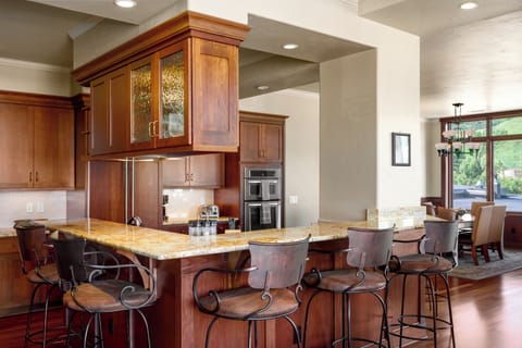 Seating for everyone around the island!