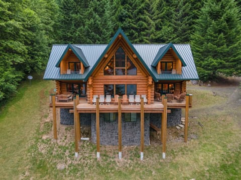 Beautiful year-round lakefront lodge getaway on Lake Swift.
