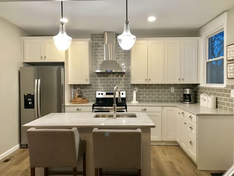 Fully equipped kitchen. Stainless steel appliances and quartz countertops.