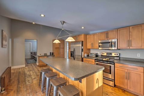 Kitchen | Equipped w/ Cooking Basics