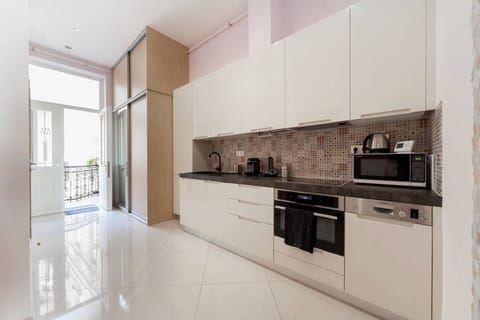 Modern and fully equipped kitchen