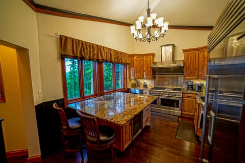 Gourmet Kitchen - Island With Seating - Granite - Views Of Keystone & Forest