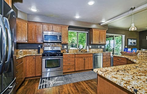 Beautiful, well-stocked kitchen