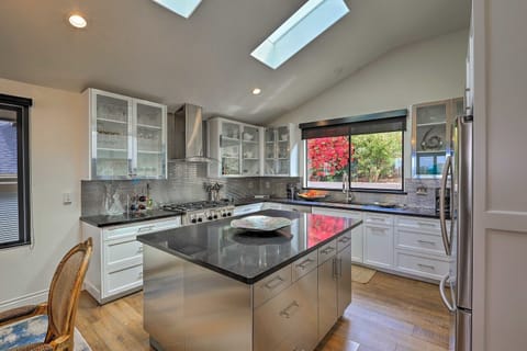 Awesome kitchen 
6 burner/ gas range 
Well equipped / island to gather around. 