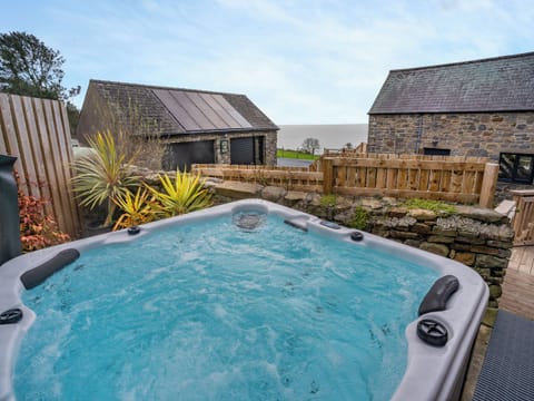 Hot tub | Stable Cottage - Amroth Cottages, Amroth, near Saundersfoot