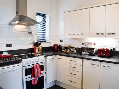 Well appointed kitchen | Zonnebloem, Brymbo, near Wrexham