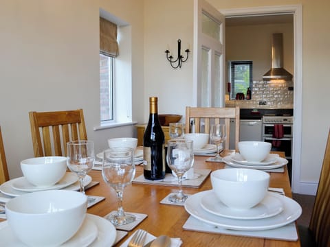 Lovely dining room and adjacent kitchen | Zonnebloem, Brymbo, near Wrexham