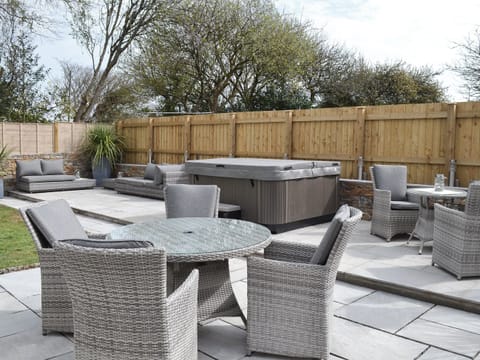 Outdoor area with hot tub | Littlewood, Newquay