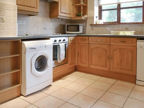 Fully appointed kitchen | The Old Workshop - Moor Farm Stable Cottages, Foxley, near Fakenham