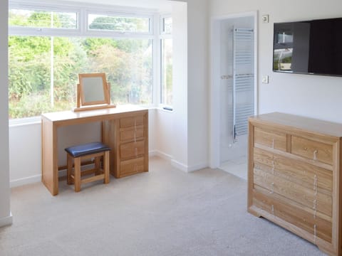 Dressing area of en-suite bedroom | Estuary View, Exmouth