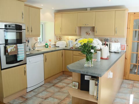 Farmhouse style kitchen | Old Midoxgate Farmhouse, Midoxgate, near Tain