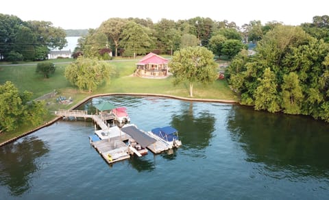 "The Kiser Cottage" #1 on Lake Norman - w/Pontoon - 1 Acre of Fun and Relaxation
